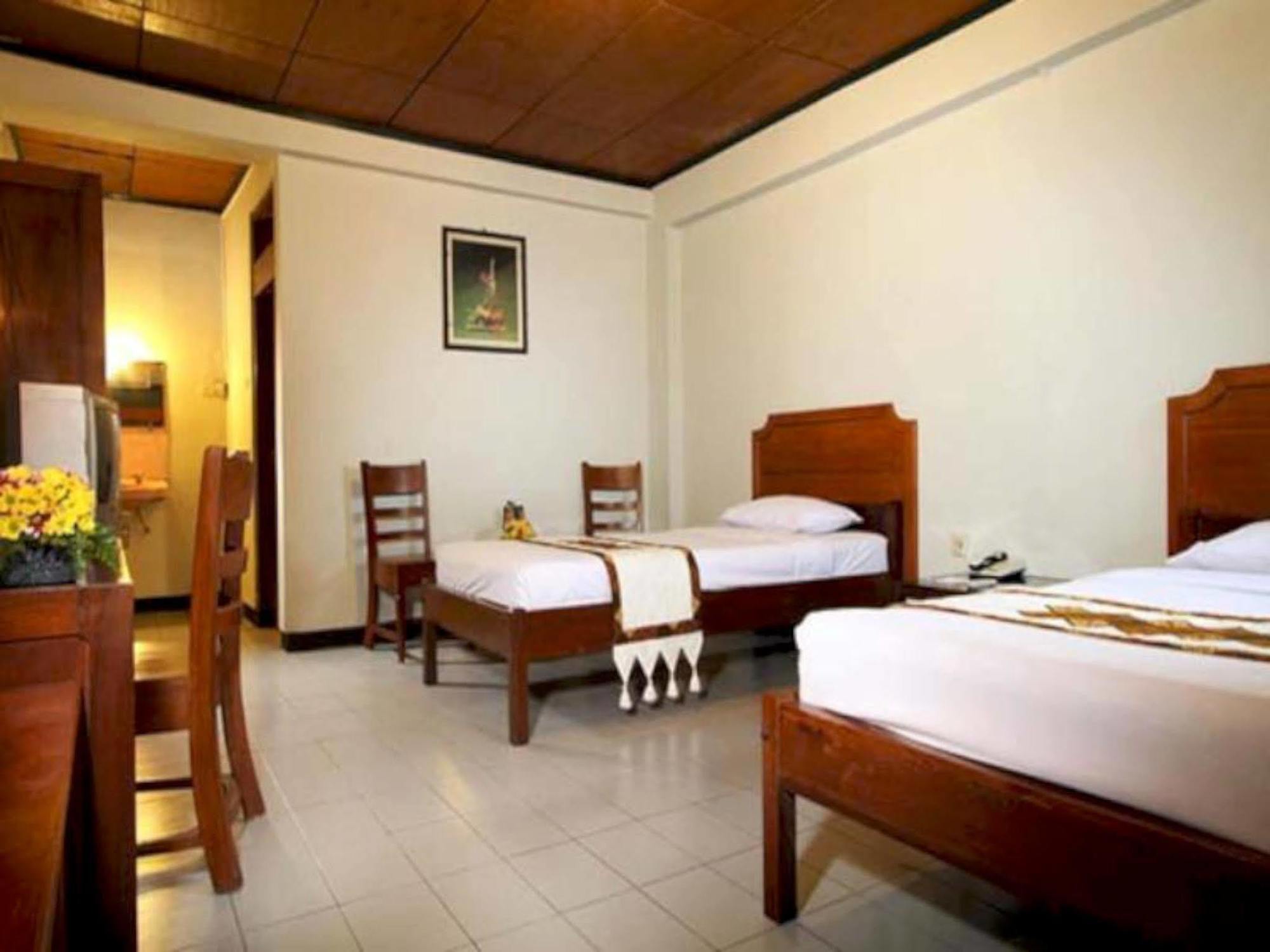 Cakra Kembang Hotel Kejayan Εξωτερικό φωτογραφία