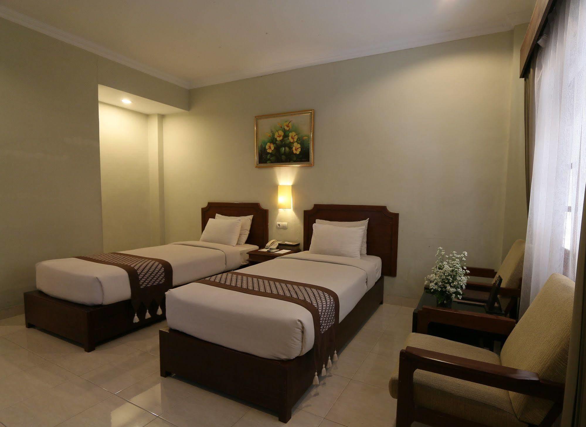 Cakra Kembang Hotel Kejayan Εξωτερικό φωτογραφία