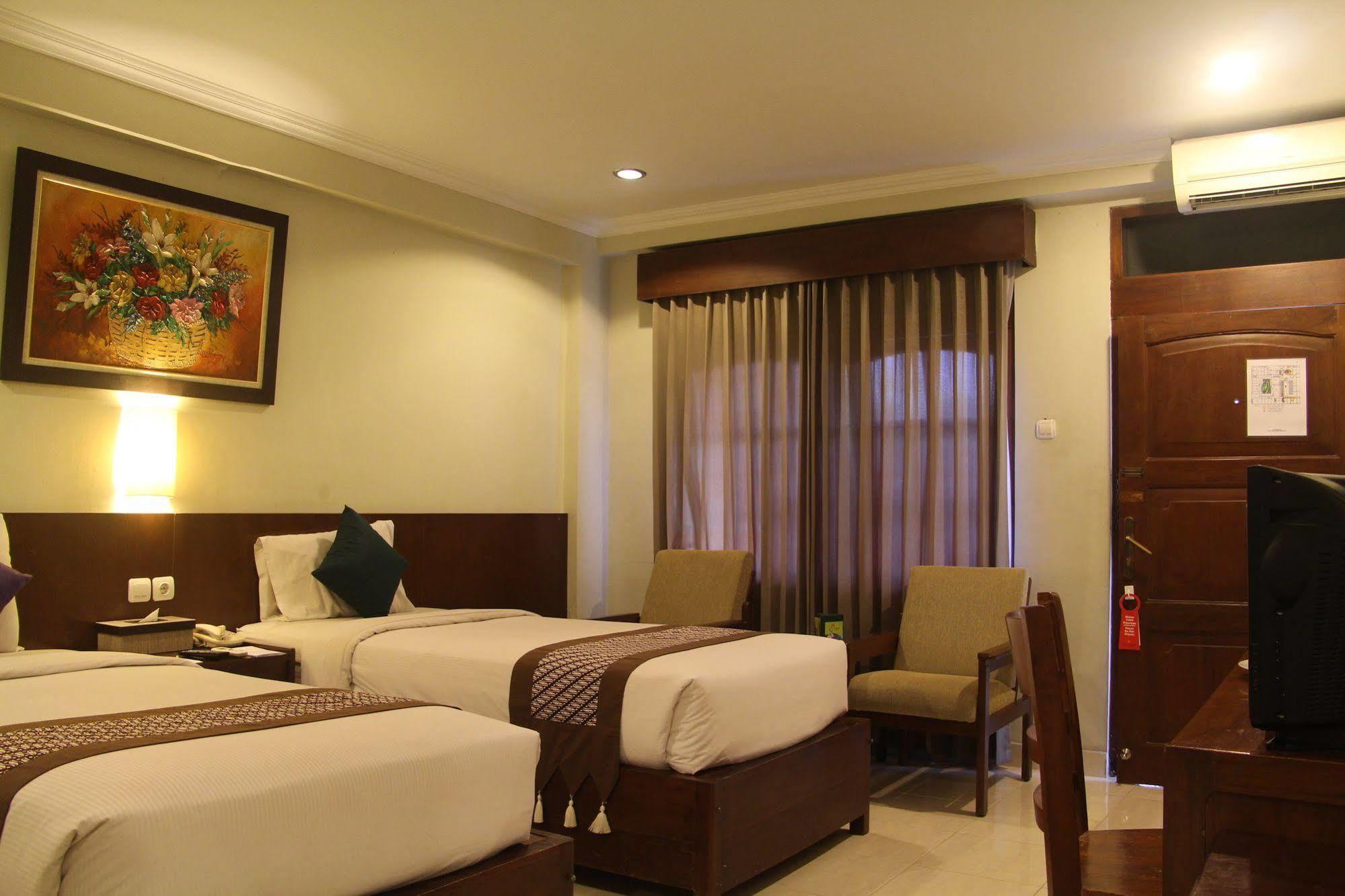 Cakra Kembang Hotel Kejayan Εξωτερικό φωτογραφία