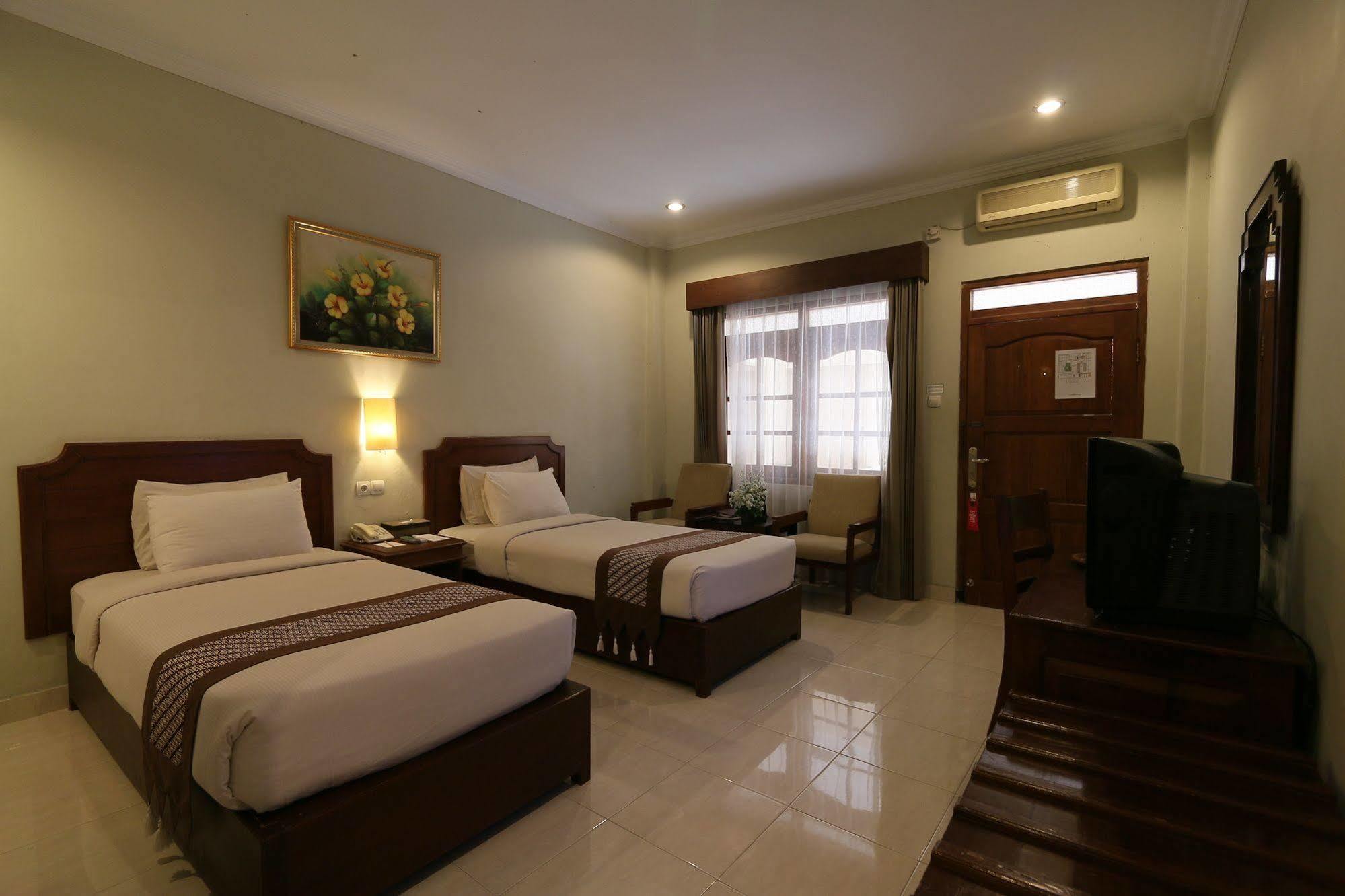 Cakra Kembang Hotel Kejayan Εξωτερικό φωτογραφία